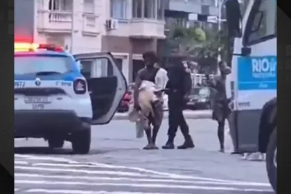 PM impediu homem de levar tartaruga da Praia do Flamengo. Foto: Reprodução de vídeo