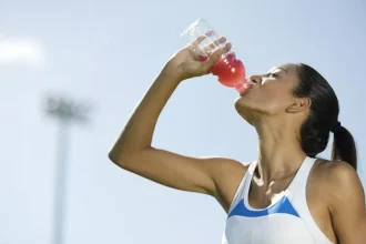 Muitos atletas optam por bebidas com eletrólitos durante seus treinos. Mas em condições de saúde adversas, isso nem sempre pode ser a melhor escolha. PhotoAlto/Sandro Di Carlo Darsa via Getty Images