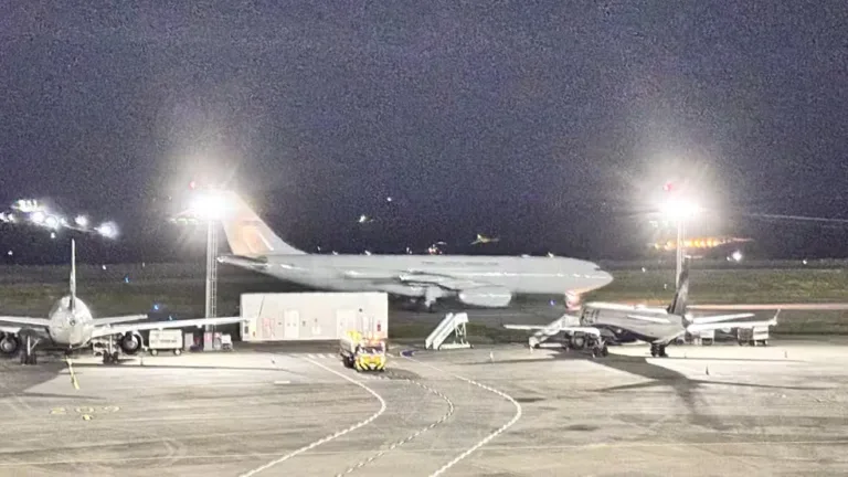 Avião da FAB chega com deportados no Aeroporto Internacional de Belo Horizonte — Foto: Pedro Cunha/TV Globo