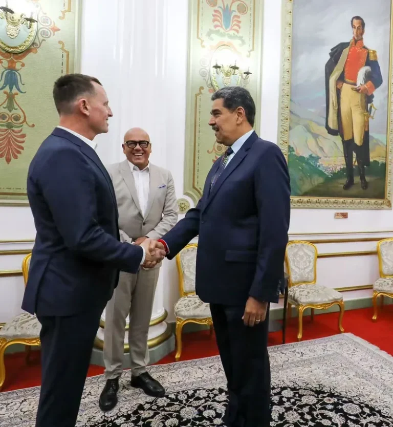 Richard Grenell é recebido por Nicolás Maduro durante visita à Venezuela, marcando a retomada de conversas formais entre os dois países - Divulgação/Patricia Villegas/X