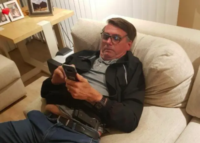 O ex-presidente Jair Bolsonaro usando o celular para se comunicar. Foto: reprodução