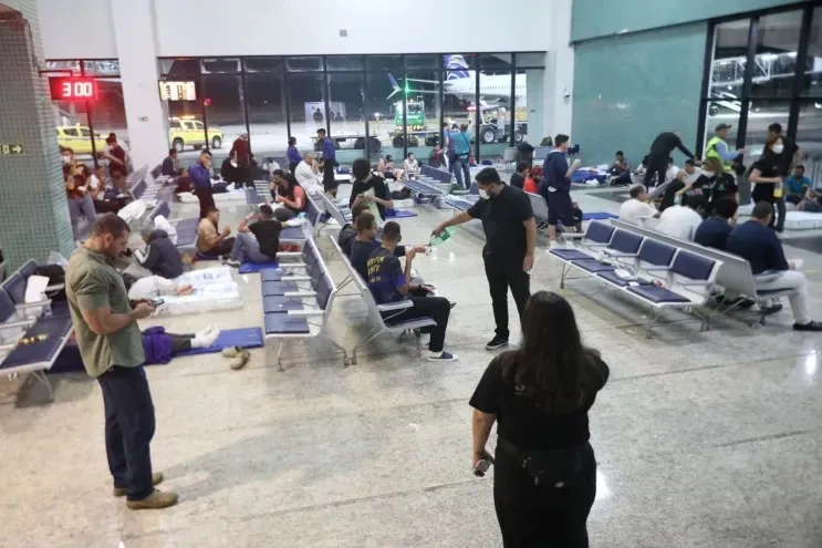 Deportados pelos EUA passam a noite em Aeroporto em Manaus – Foto: Secom