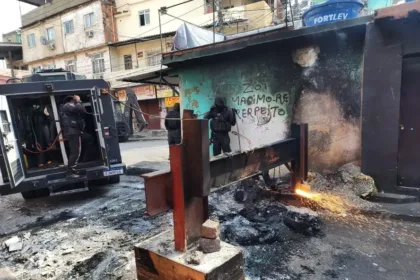 Forças de segurança do Rio de Janeiro realizam operação no Complexo do Alemão nesta sexta-feira (24) – Foto: Reprodução