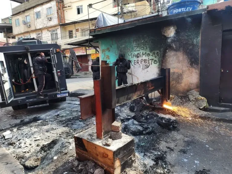 Forças de segurança do Rio de Janeiro realizam operação no Complexo do Alemão nesta sexta-feira (24) – Foto: Reprodução