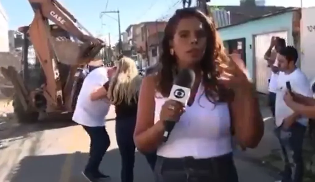 Baratas interrompem Luana Alves em transmissão ao vivo no RJ. Lixo acumulado na cidade é tema de explicação do prefeito.