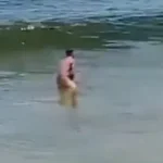 Homem nu se masturbando na praia de Copacabana, no Rio de Janeiro. Foto: Reprodução