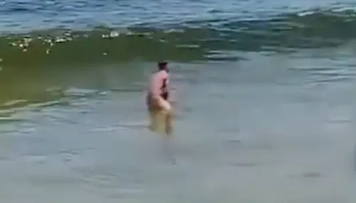 Homem nu se masturbando na praia de Copacabana, no Rio de Janeiro. Foto: Reprodução