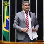 Lindbergh Farias, futuro líder do PT na Câmara, anuncia prioridades para 2025: isenção do IR, fim da escala 6x1 e regulamentação de apps.