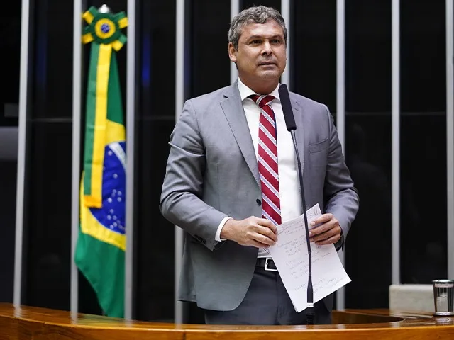 Lindbergh Farias, futuro líder do PT na Câmara, anuncia prioridades para 2025: isenção do IR, fim da escala 6x1 e regulamentação de apps.