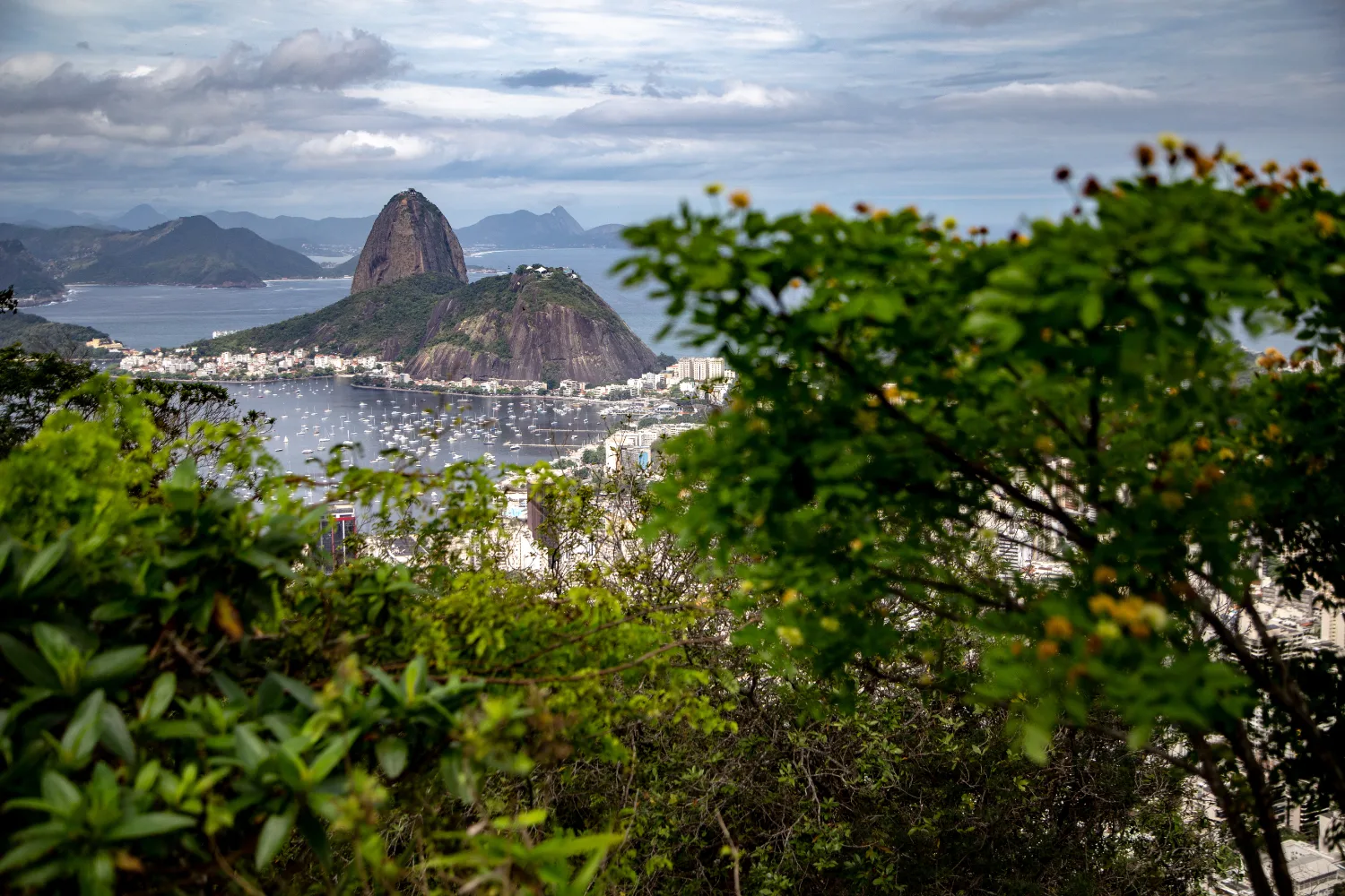 Previsão indica calor e chuva no Rio de Janeiro até segunda-feira. Frente fria traz mudanças no domingo, segundo Alerta Rio.