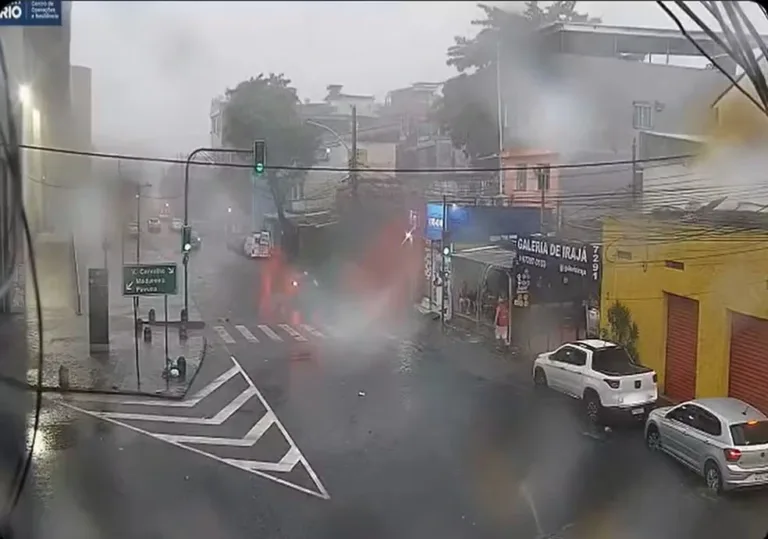 Chuva forte em Irajá, na Zona Norte — Foto: Reprodução