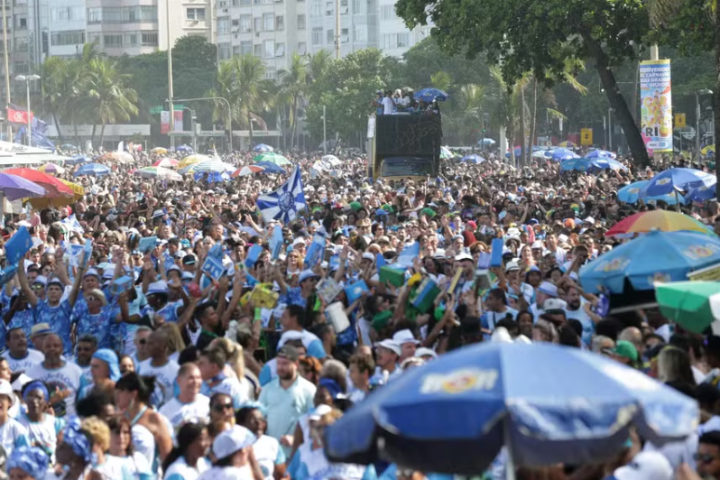 A Beija-Flor realiza ensaio aberto em Copacabana neste domingo (16), homenageando Laíla e Neguinho da Beija-Flor antes do Carnaval 2025