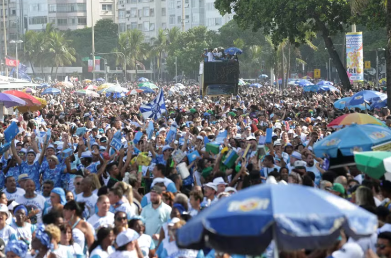 A Beija-Flor realiza ensaio aberto em Copacabana neste domingo (16), homenageando Laíla e Neguinho da Beija-Flor antes do Carnaval 2025