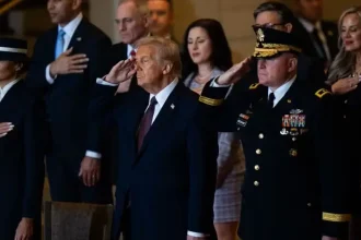 Trump e militares durante cerimônia de posse no Capitólio. Foto: Divulgação