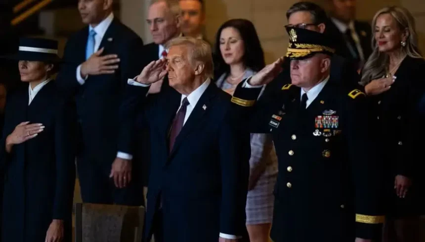 Trump e militares durante cerimônia de posse no Capitólio. Foto: Divulgação