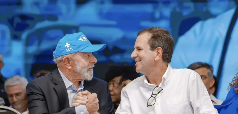 Presidente Luiz Inácio Lula da Silva e Eduardo Paes, prefeito do Rio de Janeiro, durante cerimônia de reabertura da Emergência do Hospital Federal de Bonsucesso, Rio de Janeiro - RJ. (Foto: Ricardo Stuckert/PR)