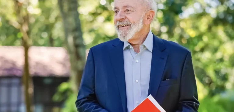 Presidente Luiz Inácio Lula da Silva em entrevista às rádios Metrópole e Sociedade, da Bahia, na Residência oficial da Granja do Torto, Brasília - DF. (Foto: Ricardo Stuckert/PR)