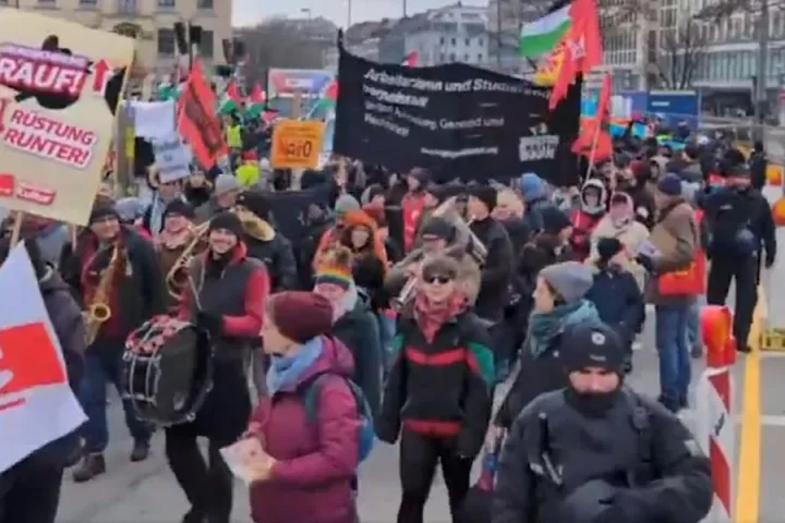 Manifestação em Munique (Foto: Reprodução (X/Sputnik))