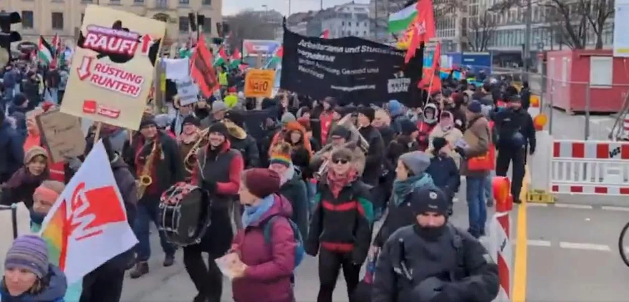 Manifestação em Munique (Foto: Reprodução (X/Sputnik))