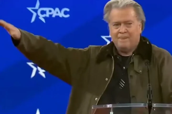 Steve Bannon faz saudação nazista durante discurso nesta quinta-feira (20) na Conferência de Ação Política Conservadora (CPAC), nos EUA. Foto: Reprodução