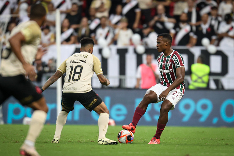 Fluminense vence Vasco de virada por 2 a 1 no Mané Garrincha. Gols de Thiago Silva e Cano garantem a segunda vitória tricolor no Carioca