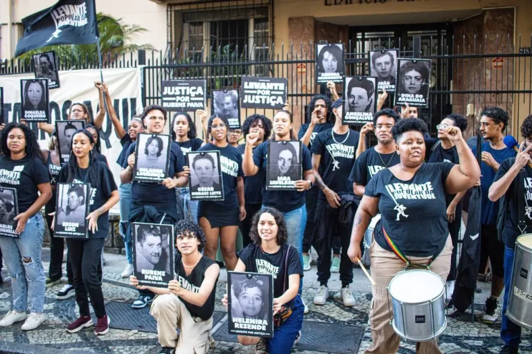 Manifestantes do Levante Popular da Juventude protestam em frente à casa do ex-general José Antônio Belham, cobrando justiça por Rubens Paiva e outras vítimas da ditadura militar – Foto: Reprodução