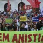 Rio de Janeiro (RJ) 08/01/2024 – Manifestação em defesa da democracia, na Cinelândia, marca um ano dos atos golpistas e a invasão dos prédios dos Três Poderes, em Brasília, no 8 de janeiro de 2023. Foto: Fernando Frazão/Agência Brasil