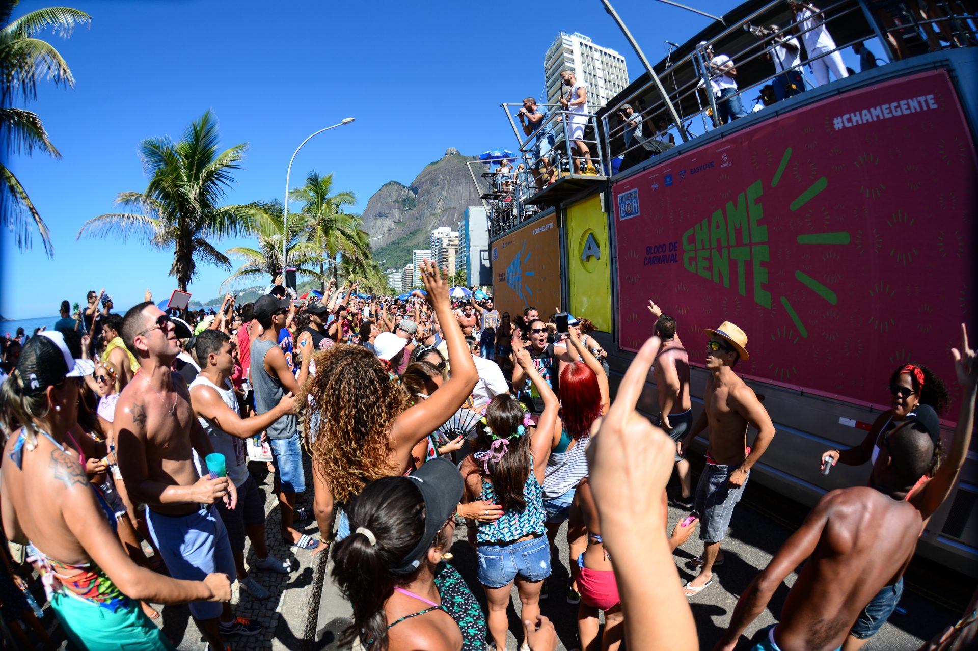 Segundo final de semana do Carnaval de Rua 2025 reúne artistas na Primeiro de Março