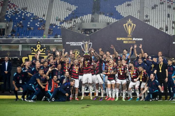 Flamengo recebe o troféu da Supercopa Rei (Crédito: Gilvan de Souza/CRF)