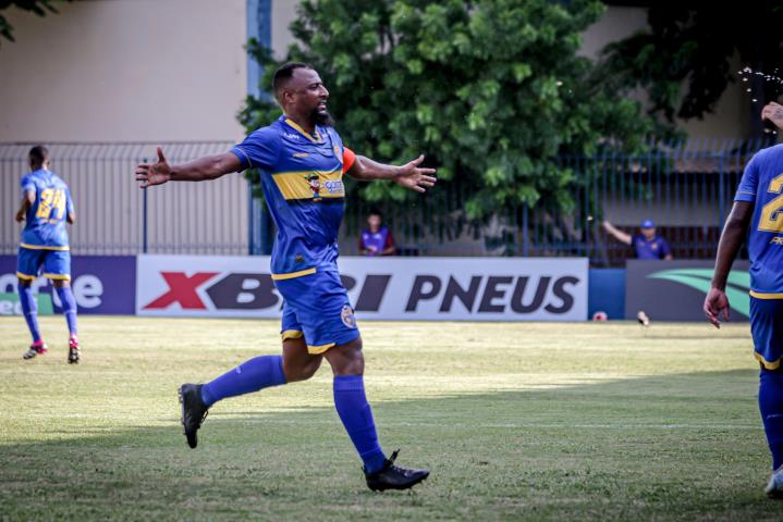 Elias comemora o gol da vitória do Galinho da Serra (Crédito: Úrsula Nery/Agência FERJ)