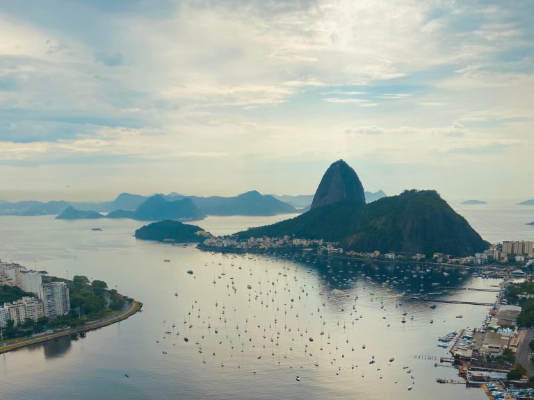 Previsão do tempo no Rio indica céu nublado no sábado (15), sem chuva. No domingo (16) e na terça (18), temperaturas sobem e céu fica mais limpo.