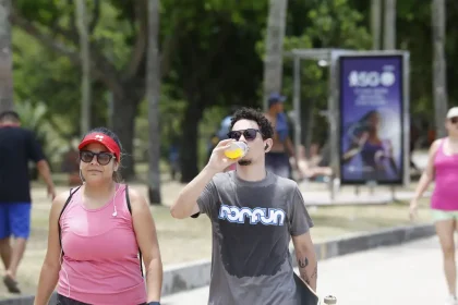 Onda de calor intensa atinge Brasil entre 12 e 21 de fevereiro. Sensação térmica pode chegar a 70°C. Veja previsão e cuidados.