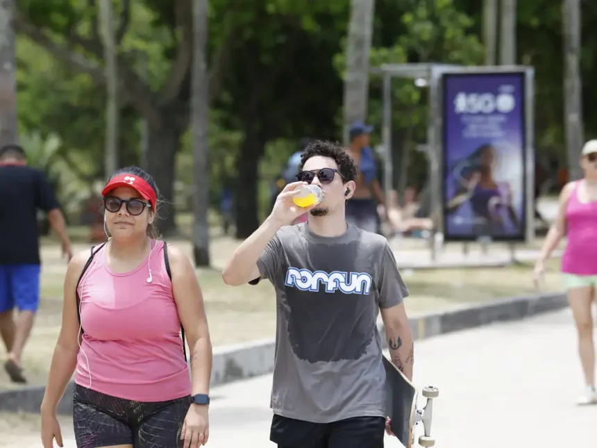 Onda de calor intensa atinge Brasil entre 12 e 21 de fevereiro. Sensação térmica pode chegar a 70°C. Veja previsão e cuidados.