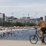 Frequentadores se refrescam na Praia do Flamengo durante semana com alerta de calor extremo. Foto: Fernando Frazão/Agência Brasil