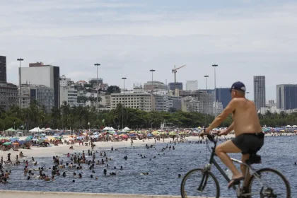 Frequentadores se refrescam na Praia do Flamengo durante semana com alerta de calor extremo. Foto: Fernando Frazão/Agência Brasil