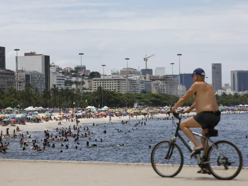 Frequentadores se refrescam na Praia do Flamengo durante semana com alerta de calor extremo. Foto: Fernando Frazão/Agência Brasil