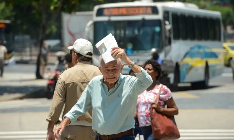 Calor extremo, Fiocruz, mortalidade, idosos, doenças crônicas, Rio de Janeiro, emergência climática, protocolo de calor.