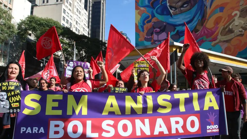 Monitoramento digital aponta maior engajamento das postagens pró-denúncia contra Bolsonaro. Esquerda dominou o debate nas redes sociais.