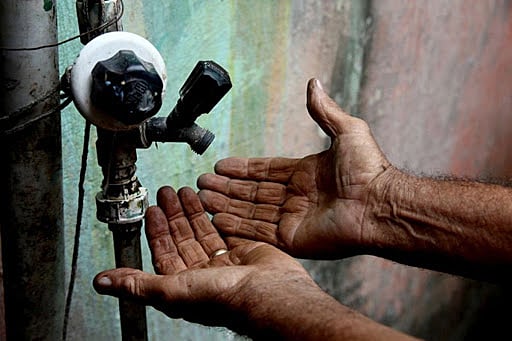 Moradores enfrentam desabastecimento em meio a onda de calor no Rio