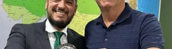 Deputado Rodrigo Bacellar ostenta medalha 'imbrochável' ao lado do ex-presidente Jair Bolsonaro (PL) - Reprodução/Redes sociais