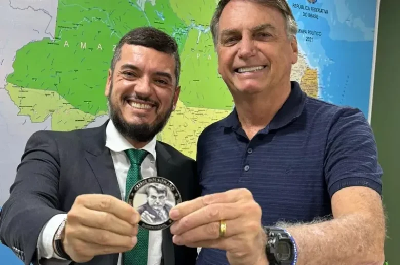 Deputado Rodrigo Bacellar ostenta medalha 'imbrochável' ao lado do ex-presidente Jair Bolsonaro (PL) - Reprodução/Redes sociais