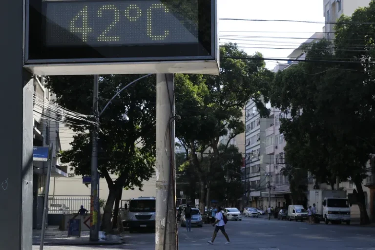 População deve estar atenta para caso tenha sintomas como fraqueza, dor de cabeça, tontura e sede intensa; orientação é buscar uma unidade de saúde - Foto: Fernando Frazão/Agência Brasil