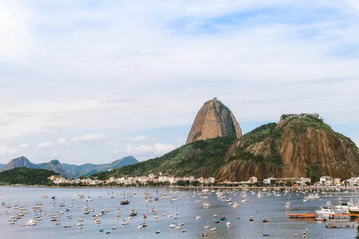 Rio registra 44°C e segue sem previsão de chuva. Saiba a previsão do tempo e como se proteger do calor extremo.