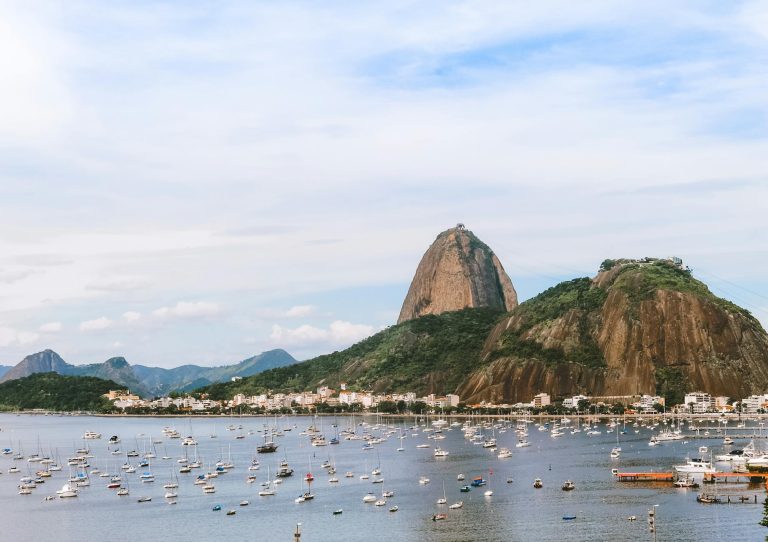 Rio registra 44°C e segue sem previsão de chuva. Saiba a previsão do tempo e como se proteger do calor extremo.