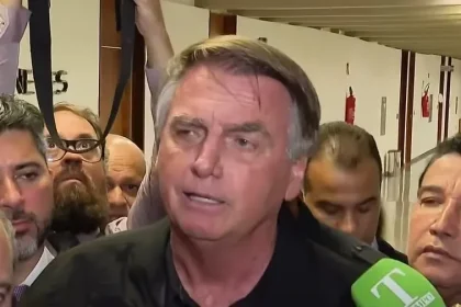 O ex-presidente Jair Bolsonaro em conversa com jornalistas após evento com aliados no Senado Federal. Foto: Reprodução