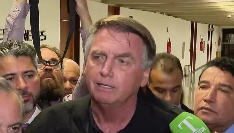 O ex-presidente Jair Bolsonaro em conversa com jornalistas após evento com aliados no Senado Federal. Foto: Reprodução