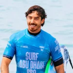 Ítalo Ferreira, Yago Dora e Miguel Pupo garantem vaga nas quartas do Surf Abu Dhabi Pro. Filipe Toledo é eliminado após colisão. Confira os detalhes.