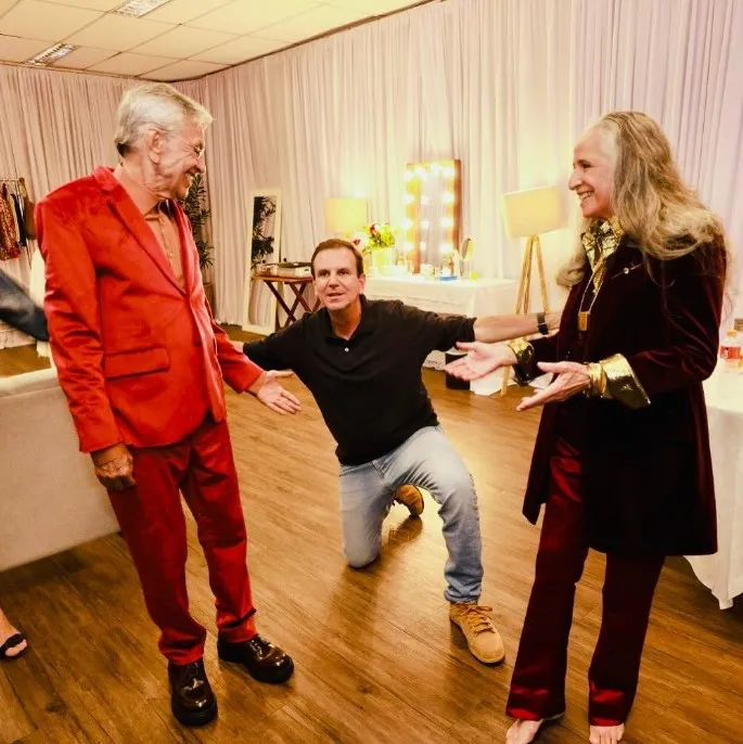 Eduardo Paes celebra Caetano Veloso e Maria Bethânia após emocionante show no Rio.