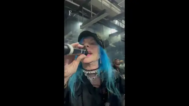 Baby do Brasil durante culto na casa de shows D-Edge. Foto: Reprodução