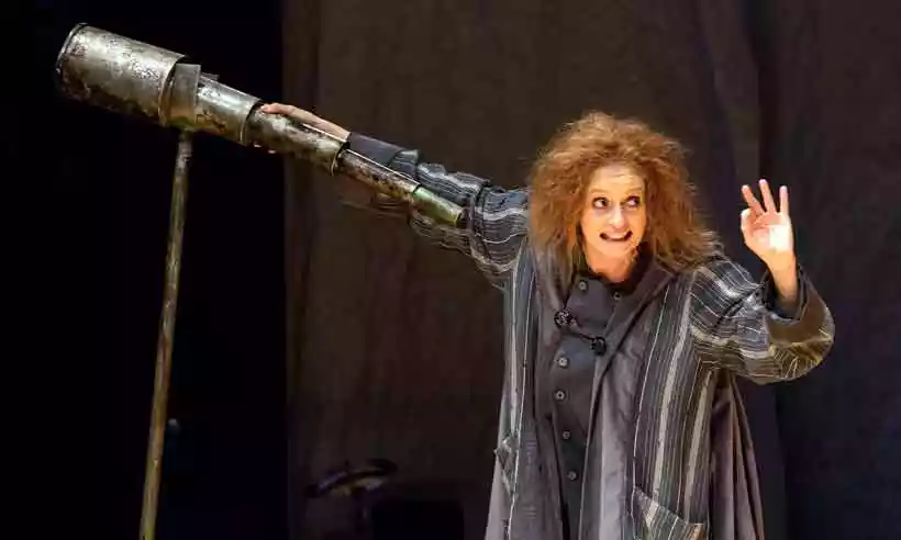 Denise Fraga em cena da montagem "Galileu e eu - A arte da dúvida", de 2015. Peça foi adaptada para o ambiente virtual